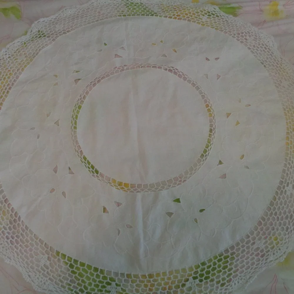 VINTAGE EARLY SM WHITE ROUND W CUTWORK & CROCHET TABLECLOTH